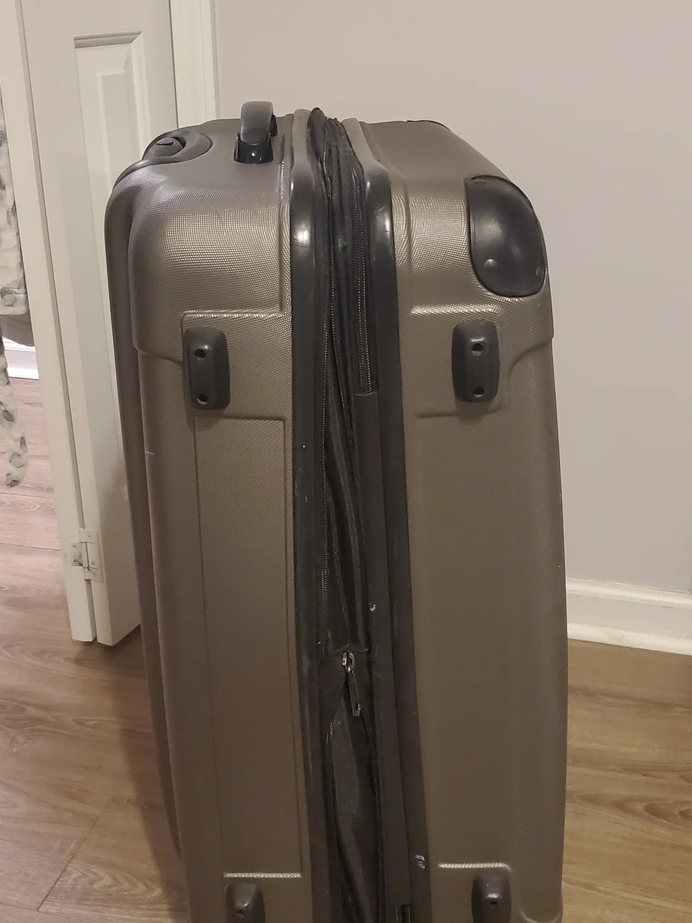 Kenneth Cole Reaction Expandable Hard-Shell Spinner Luggage — Metallic Gray